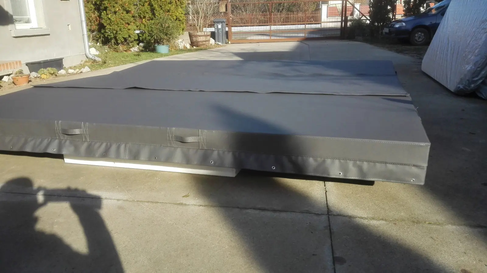 Hosszú átfedésű szürke thermo tető beépített medencén